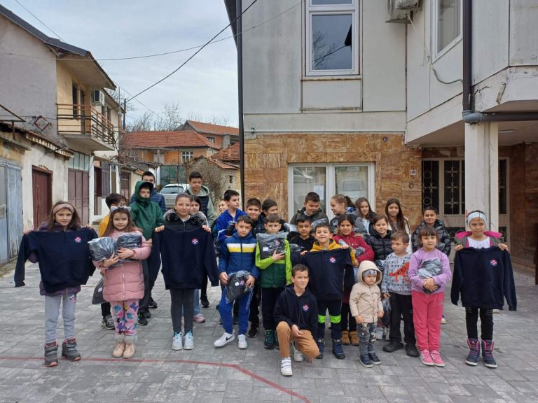 Удружење „Свети Сава“ из Новог Сада поново обрадовало децу у Ораховцу